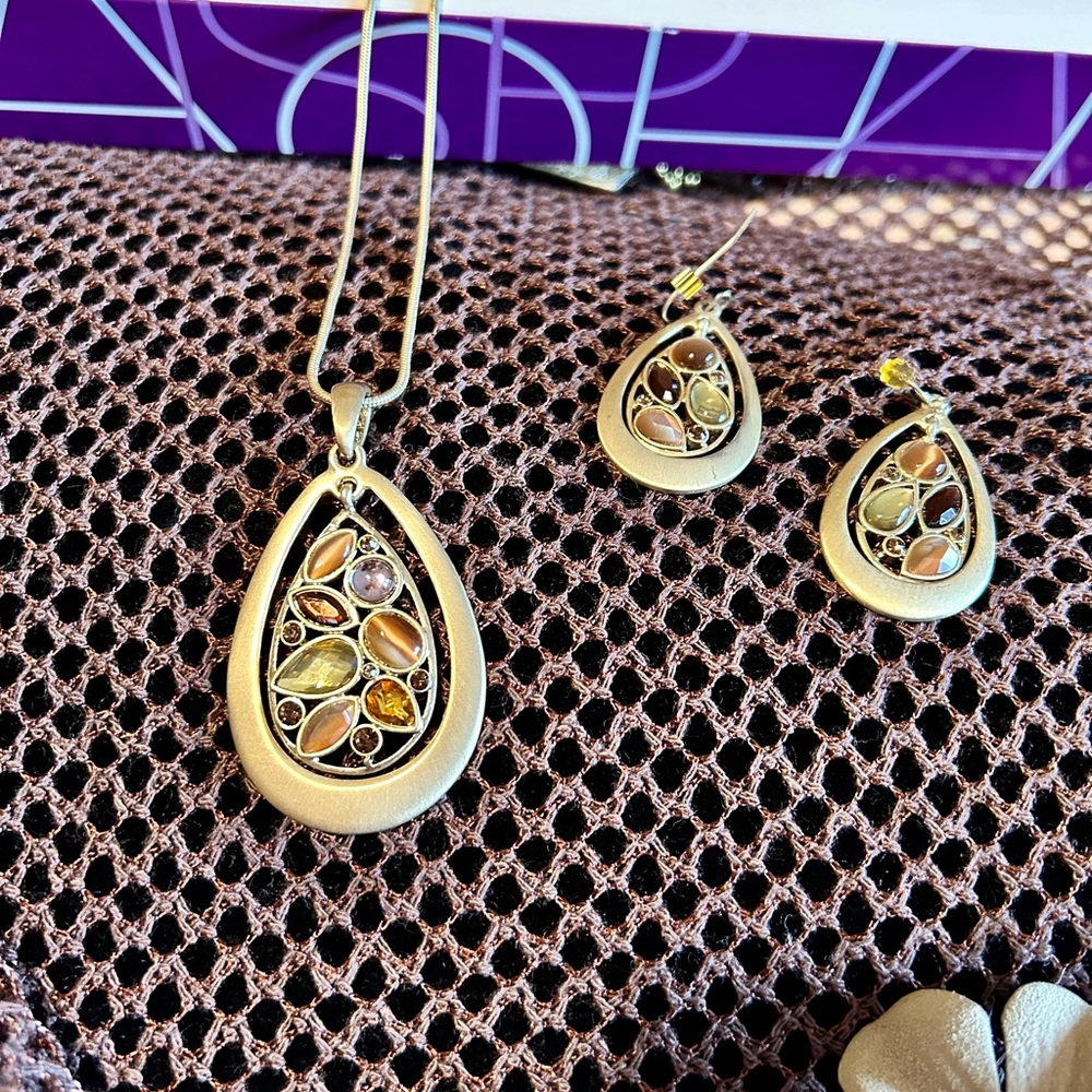 Lia Sophia Elegant Gold Jewelry Set with Intricate Design - Picture 3 of 5